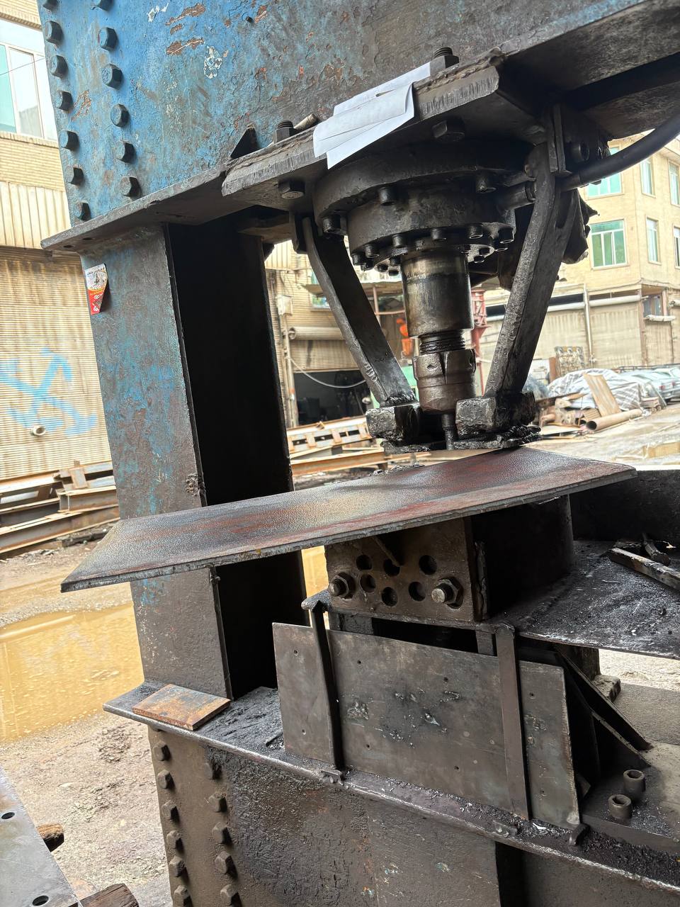 سوراخ کاری ورق با دستگاه پانچ